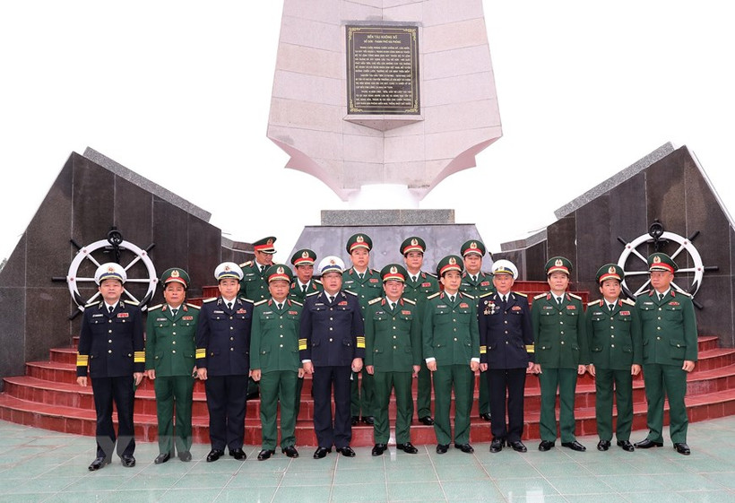 Các đại biểu tại Khu Di tích lịch sử Bến tàu không số Đồ Sơn, Hải Phòng. (Ảnh: Trọng Đức/TTXVN)