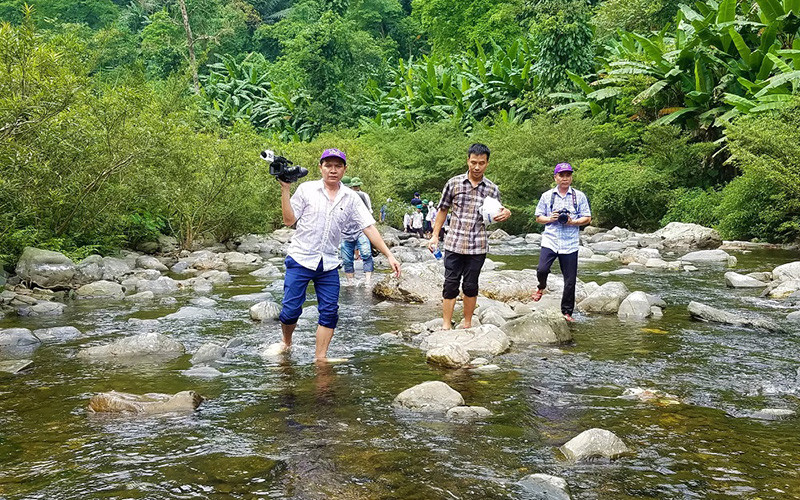 Phóng viên các cơ quan báo chí Trung ương tại Quảng Bình khảo sát về du lịch ở miền tây tỉnh. (Ảnh minh họa)