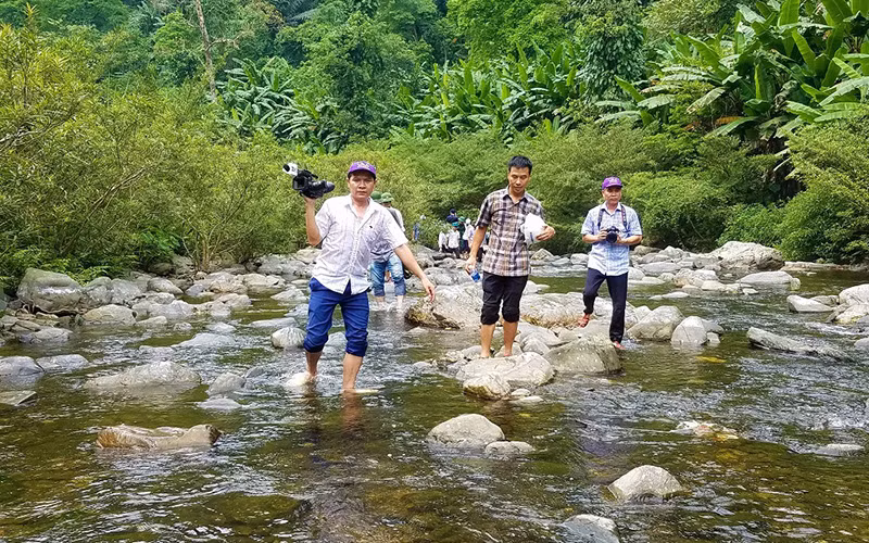 Phóng viên các cơ quan báo chí Trung ương tại Quảng Bình khảo sát về du lịch ở miền tây tỉnh. (Ảnh minh họa)