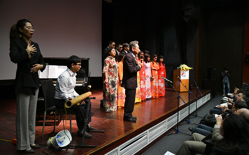 Nguyễn Hà My phiên dịch ngôn ngữ ký hiệu cho người điếc tại một hoạt động ở Trung tâm Văn hóa Pháp (Hà Nội). Ảnh: MỸ HÀ