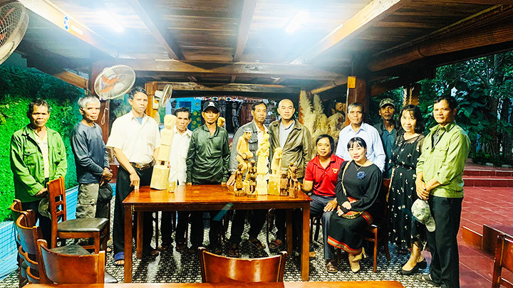 Các nghệ nhân tạc tượng Gia Lai tại một lớp tập huấn kỹ thuật.