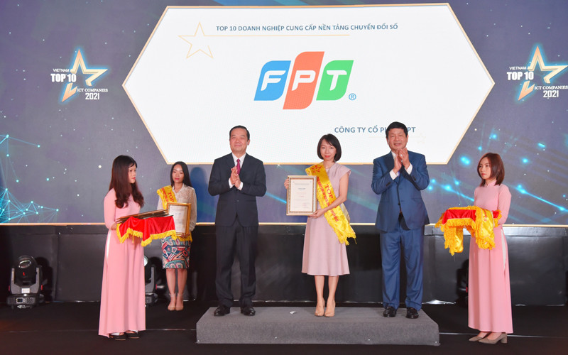 Đại diện FPT nhận giải top 10 Doanh nghiệp cung cấp nền tảng chuyển đổi số