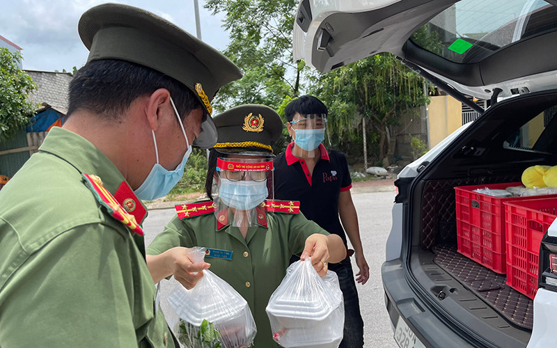 Đơn vị hậu cần Công an TP Hà Tĩnh vận chuyển suất ăn cho chiến sĩ trực chốt cách ly.