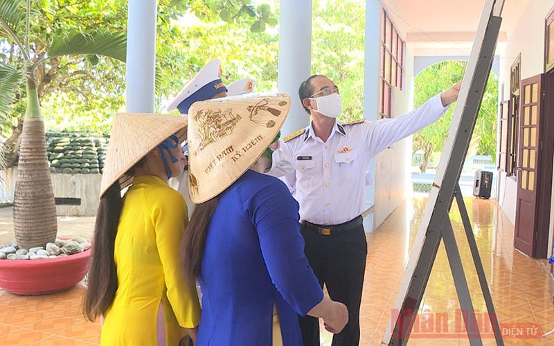 Người dân Trường Sa Lớn xem danh sách cử tri niêm yết. Ảnh: NGỌC HÒA