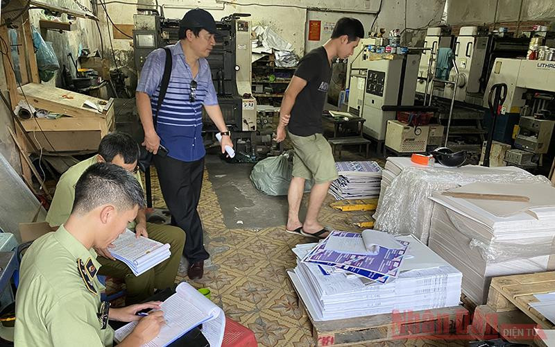 Lực lượng chức năng tiến hành kiểm tra một cơ sở in trên địa bàn Hà Nội.
