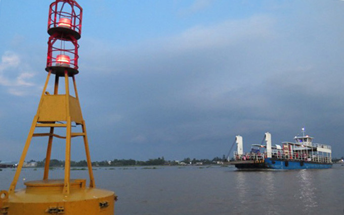 Cục Đường thuỷ nội địa Việt Nam gắn định vị GPS lên gần 2.000 đèn tín hiệu trên phao, cột báo hiệu đường thủy để theo dõi từ xa, nhằm quản lý an toàn đường thủy.