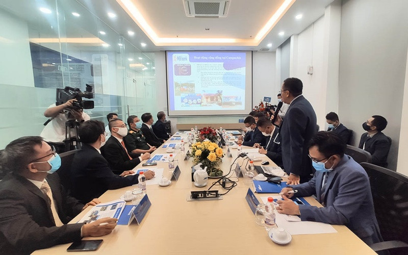 Đại diện MB Bank và Metfone tại lễ ký văn bản hợp tác, sáng 1-4.