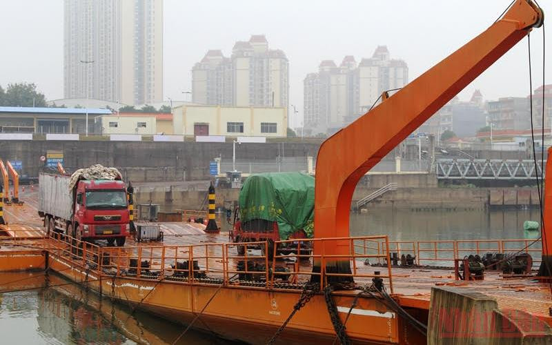 Hàng hóa được thông quan qua lối mở cầu phao Km3+4 trong sáng ngày 10/1.
