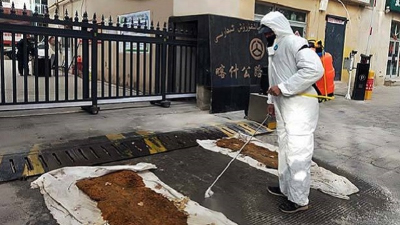 Nhân viên dịch tễ khử trùng tại TP Kashgar, khu tự trị Tân Cương.