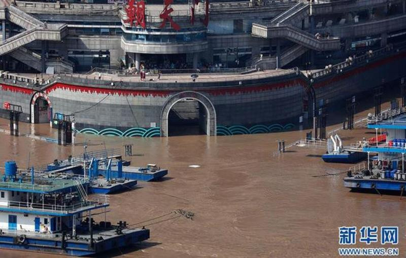 Cổng Triều Thiên tại Trùng Khánh ngập khi đỉnh lũ số 3 tràn qua. (Ảnh: Tân Hoa xã)