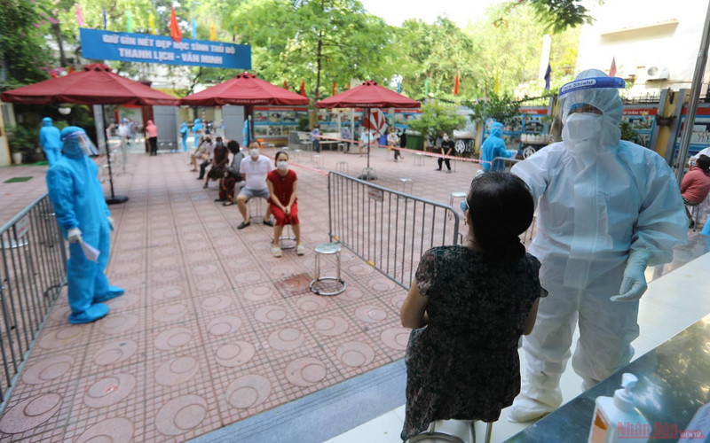 Lấy mẫu xét nghiệm sàng lọc tại quận Hai Bà Trưng (Ảnh: NDĐT)