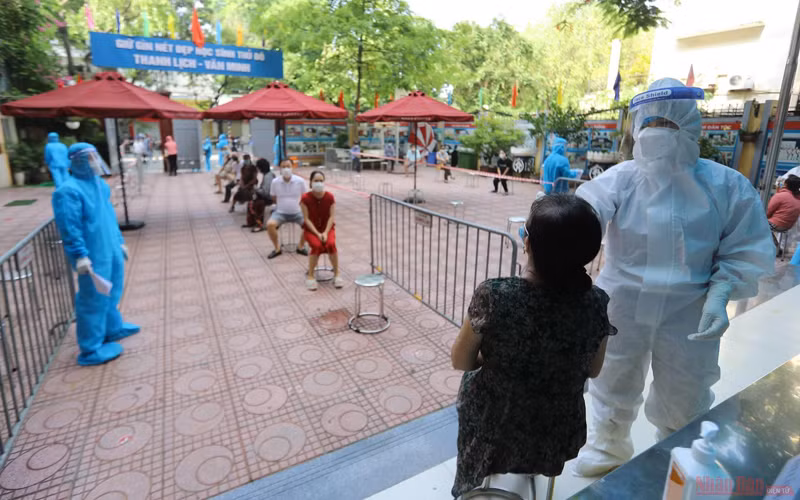 Lấy mẫu xét nghiệm sàng lọc tại quận Hai Bà Trưng (Ảnh: NDĐT)