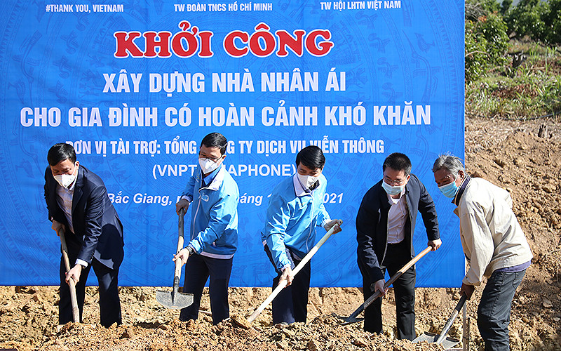Đại diện lãnh đạo các ban, ngành, đoàn thể khởi công xây dựng công trình “Nhà nhân ái” tặng gia đình có hoàn cảnh khó khăn trong khuôn khổ lễ phát động các chương trình tình nguyện.