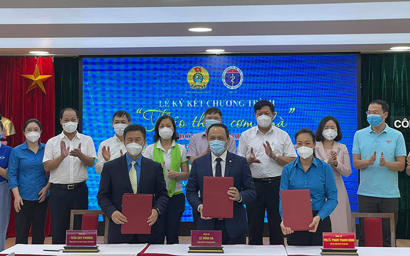 Ký kết chương trình "Thảo thơm cơm nhà". (Ảnh: Bộ Y tế)