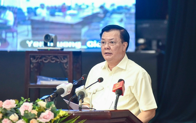 Đồng chí Đinh Tiến Dũng phát biểu tại buổi tiếp xúc cử tri.