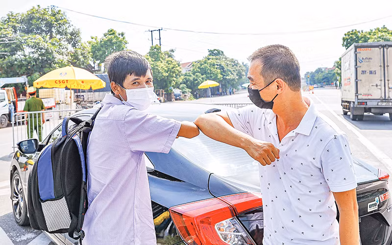 Về đến nhà rồi! Chúc nhau bình an vượt qua mùa dịch. Ảnh trong bài: Nhóm Những chuyến xe yêu thương cung cấp.