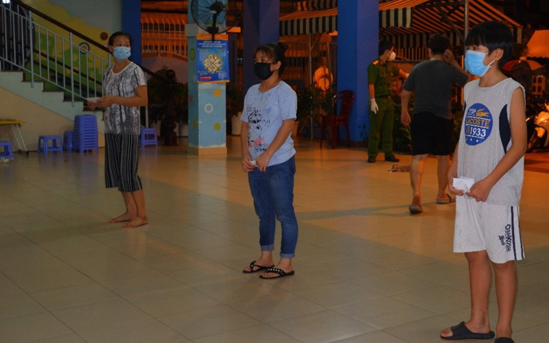 Người dân phường 3, quận Tân Bình xếp hàng chờ xét nghiệm vào tối 2-6.