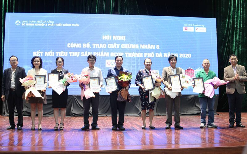 Trao Giấy chứng nhận OCOP 4 sao cho các sản phẩm.