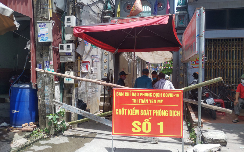 Lực lượng chức năng lập chốt kiểm dịch cách ly ở huyện Yên Mỹ.