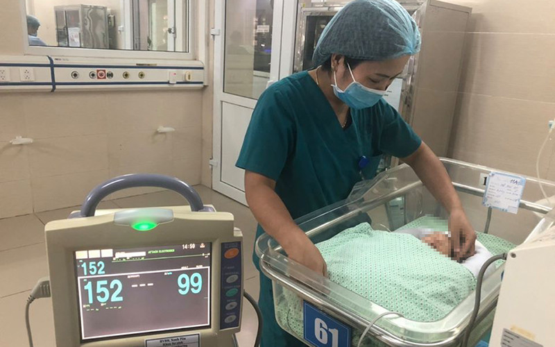 Các bác sĩ đang chăm sóc tích cực cho trẻ sơ sinh. (Ảnh: BVCC)
