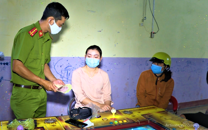 Đội Cảnh sát hình sự, Công an thành phố Buôn Ma Thuột bắt quả tang nhiều người đến hai tụ điểm cà-phê Anh Sơn chơi Game bắn cá thắng thua bằng tiền.