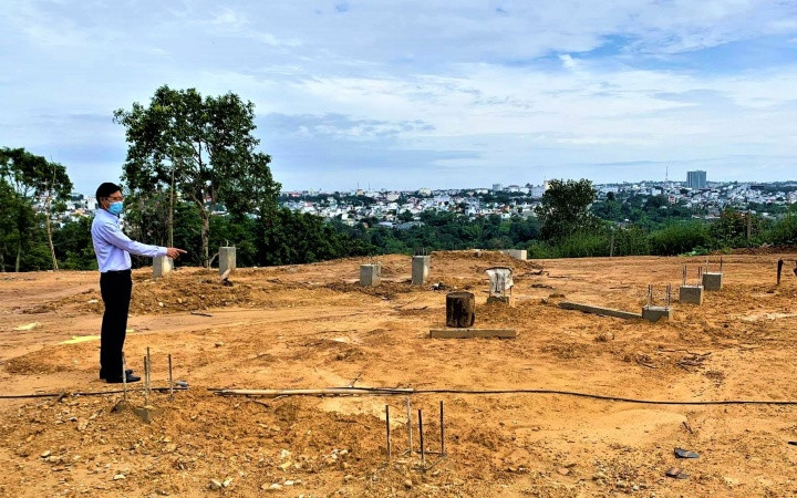 Các trụ bê-tông vẫn nguyên tại hiện trường.