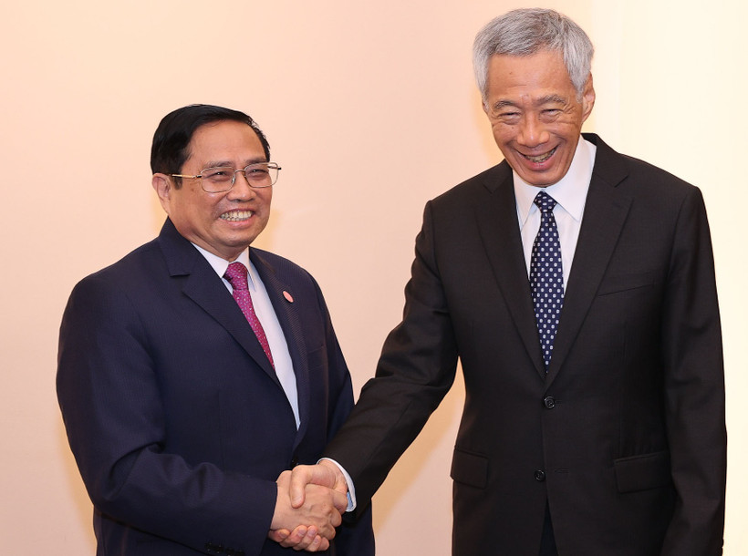 Thủ tướng Phạm Minh Chính gặp Thủ tướng Singapore Lý Hiển Long (Ảnh: Nhật Bắc).