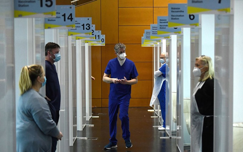 Các bác sĩ chờ tiêm vaccine ngừa Covid-19 tại trung tâm tiêm chủng đại trà ở Ireland. (Ảnh: Reuters)