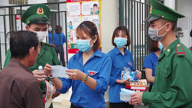 Thanh niên giúp người dân phòng, chống dịch Covid-19.