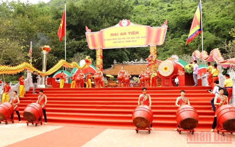 Biểu diễn trống hội tại lễ hội Mai An Tiêm.