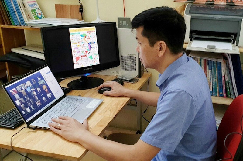 Giáo viên Trường THPT Chuyên Bắc Ninh dạy học trực tuyến môn Địa lý trong thời gian học sinh tạm dừng đến trường. (Ảnh: http://baobacninh.com.vn)