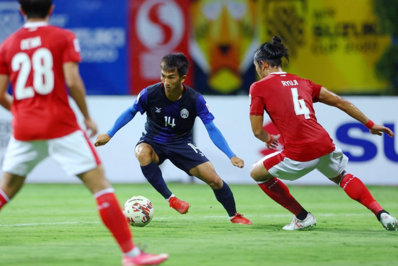 Campuchia (áo xanh) thi đấu nỗ lực trước Indonesia được đánh giá cao hơn. (Ảnh: Getty)