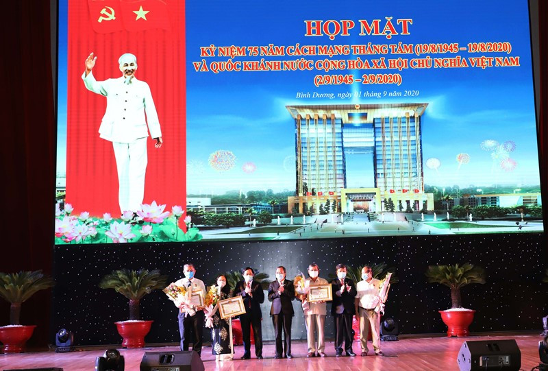 Lãnh đạo tỉnh Bình Dương trao tặng Huy hiệu Đảng cho đảng viên. 