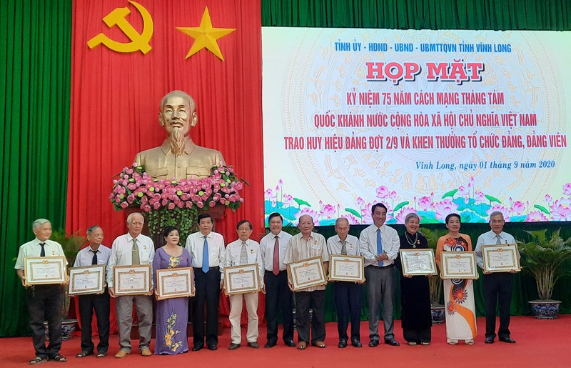 Trao Huy hiệu cho những đảng viên cao niên tuổi Đảng.