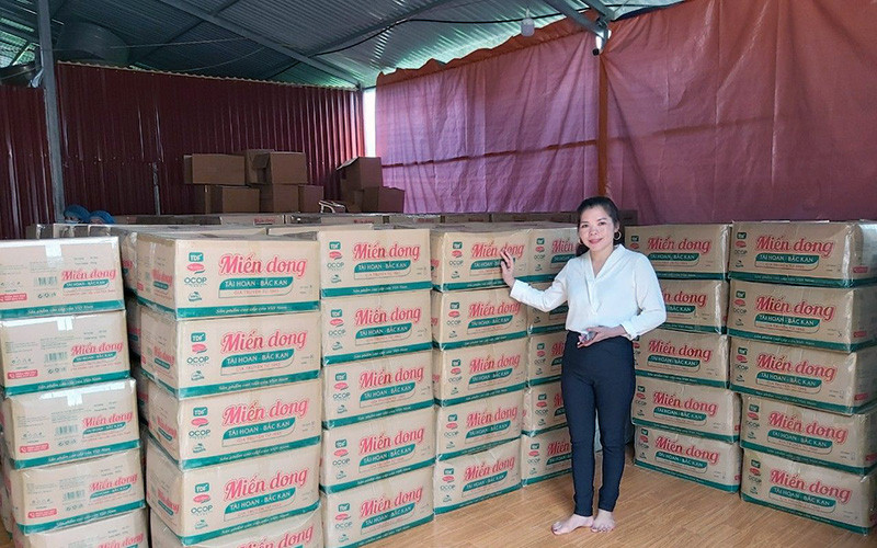 Chị Nguyễn Thị Hoan bên lô hàng miến dong Bắc Kạn xuất khẩu sang Cộng hòa Séc. 