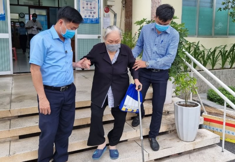 Cụ Nguyễn Thị Thảo đến Mặt trận Tổ quốc quận 5, ủng hộ tiền vào Quỹ vaccine phòng Covid-19.