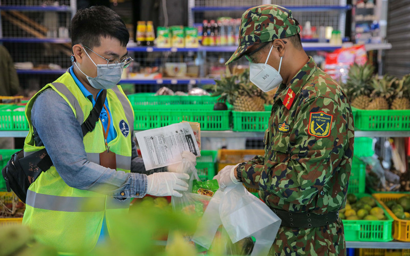 Bộ đội đi chợ thay người dân trong thời gian Thành phố Hồ Chí Minh thực hiện giãn cách xã hội.
