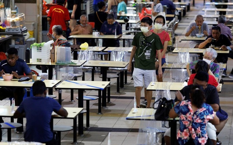 Thực khách dùng bữa trong một khu ẩm thực tại Singapore, ngày 21/9/2021. (Ảnh: Reuters)