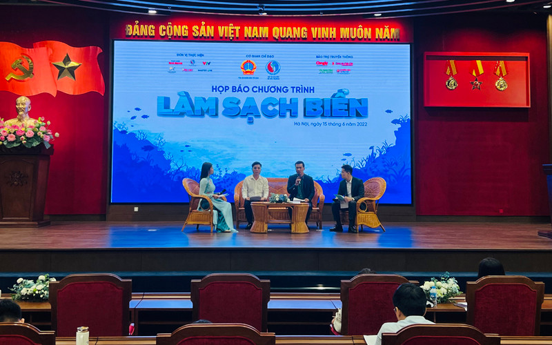 Họp báo chương trình “Làm sạch biển”.