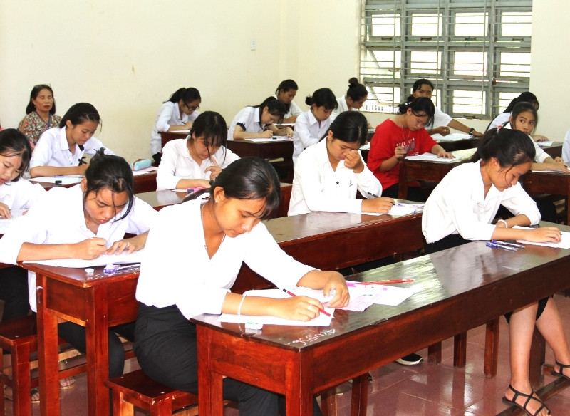 Các thí sinh dự thi tại Hội đồng thi Trường Trung học phổ thông dân tộc nội trú N’Trang Lơng.