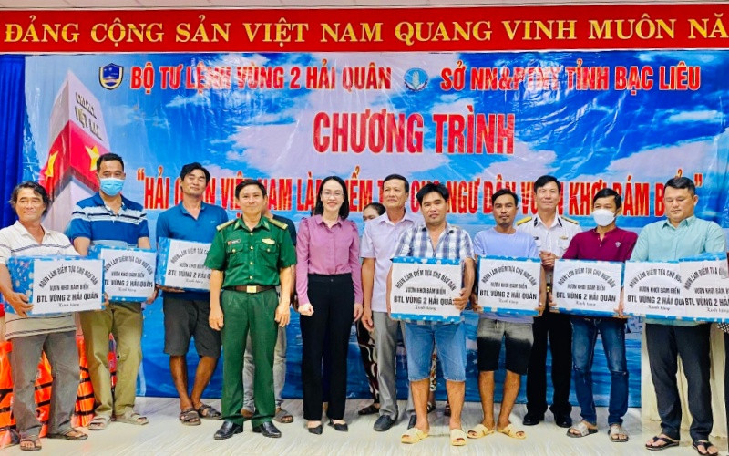 Bộ Tư lệnh Vùng 2 Hải Quân trực tiếp hỗ trợ ngư dân Bạc Liêu. (Ảnh: Đình Long).