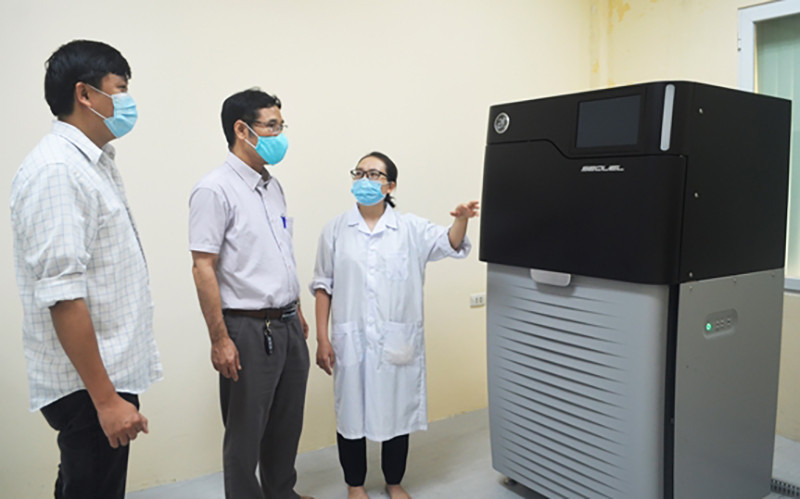 Các nhà khoa học Viện Công nghệ sinh học kiểm tra quy trình giải trình tự hệ gen vi-rút SARS-CoV-2.