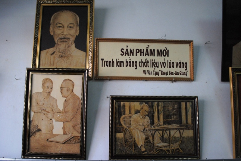 Những bức tranh làm từ vỏ trấu, lá thốt nốt.