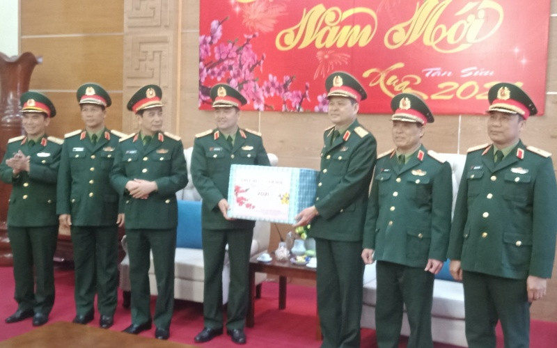 Đồng chí Phan Văn Giang và Đoàn công tác tặng quà Bộ tư lệnh Quân khu I.