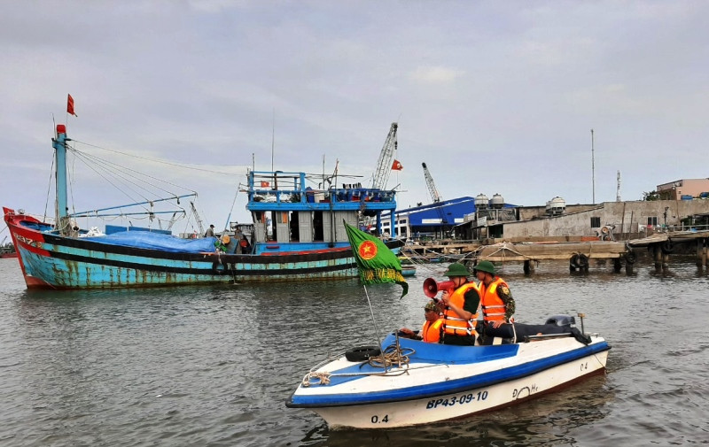 Bộ đội Biên phòng kêu gọi tàu thuyền vào nơi tránh trú an toàn.