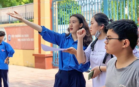 Tình nguyện viên quận Tây Hồ dẫn đường cho thí sinh vào phòng thi.