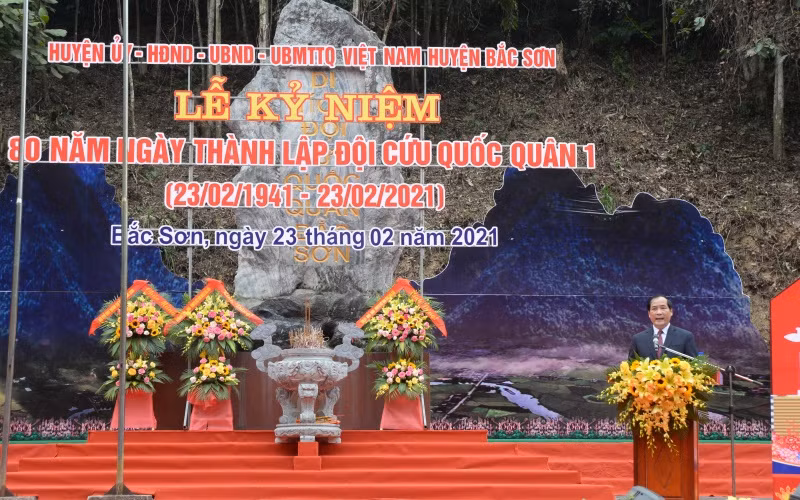 Đồng chí Dương Xuân Huyên, Phó Chủ tịch UBND tỉnh Lạng Sơn phát biểu ôn lại truyền thống lịch sử, vẻ vang của Đội Cứu quốc quân 1.