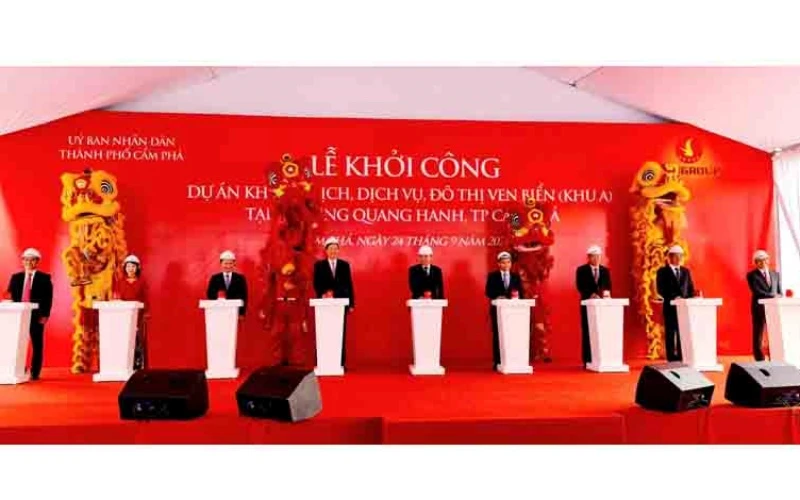 Các đại biểu ấn nút khỏi công dự án.