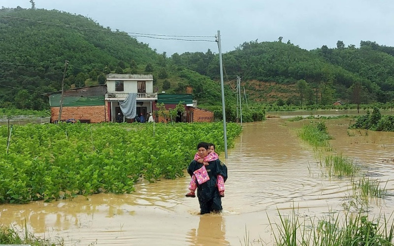Các lực lượng chức năng xã Mỹ Đức kịp thời có mặt di tản người dân đến nơi an toàn.