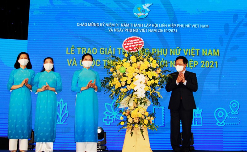 Phó Thủ tướng Thường trực Phạm Bình Minh trao lẵng hoa tặng Hội Liên hiệp Phụ nữ Việt Nam.